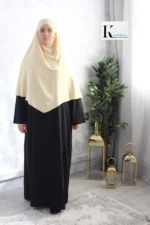 khimar court pointu pour femme musulmane, de couleur beige clair, en tissu jazz crêpe et de la marque El Bassira vue de face