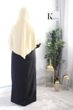 khimar court pointu pour femme musulmane, de couleur beige clair, en tissu jazz crêpe et de la marque El Bassira vue de dos
