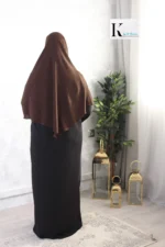 khimar court pointu pour femme musulmane, de couleur marron foncé, en tissu jazz crêpe et de la marque El Bassira vue de dos