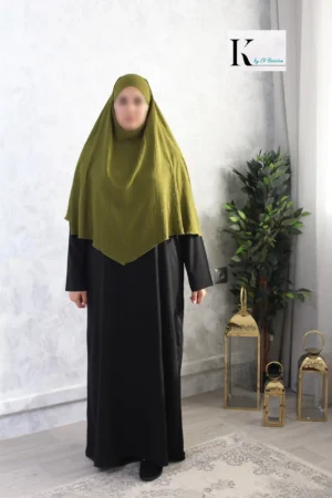 khimar court pointu pour femme musulmane, de couleur vert kaki, en tissu jazz crêpe et de la marque El Bassira vue de face