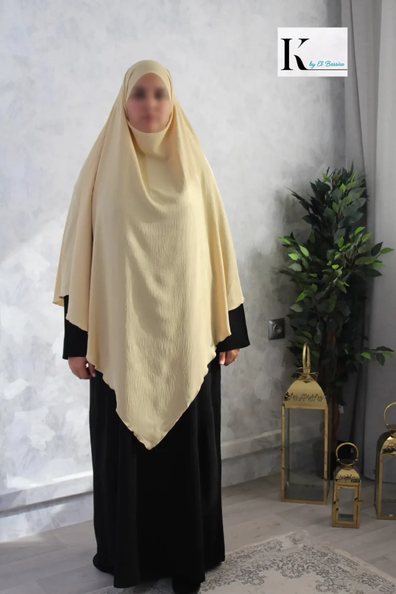 khimar long pointu pour femme musulmane, de couleur beige clair, en tissu jazz crêpe et de la marque El Bassira vue de face