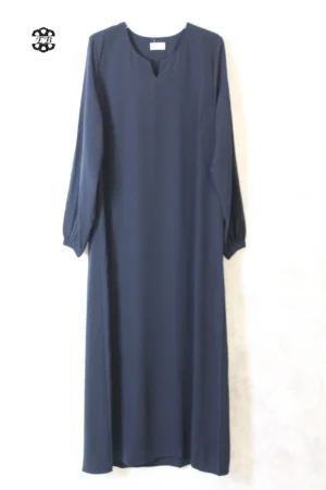 abaya femme coupe droite avec manches serrées aux poignets, de couleur bleu noir charbon, en tissu caviary et de la marque El Bassira.