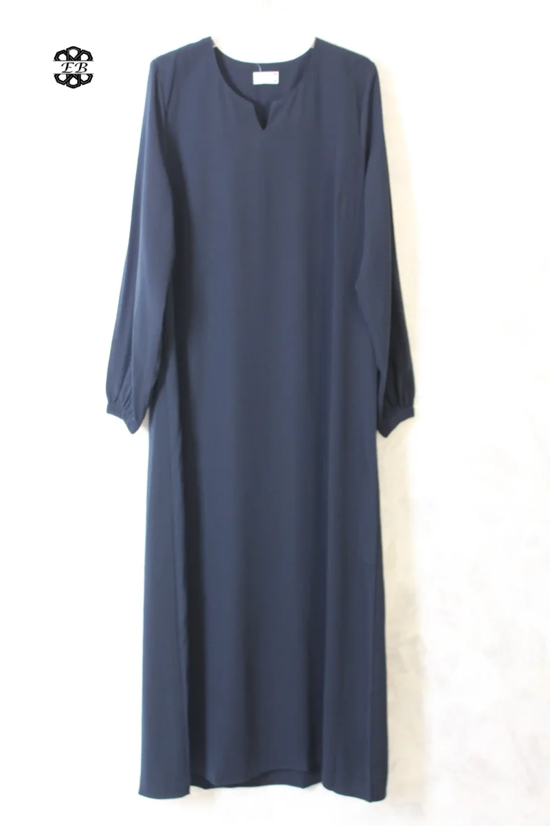 abaya femme coupe droite avec manches serrées aux poignets, de couleur bleu noir charbon, en tissu caviary et de la marque El Bassira.