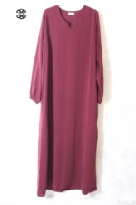 abaya coupe droite avec manches serrées aux poignets pour femme musulmane, de couleur bordeaux, en tissu wool peach et de la marque El Bassira