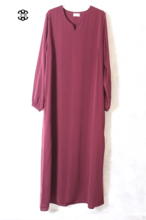 abaya coupe droite avec manches serrées aux poignets pour femme musulmane, de couleur bordeaux, en tissu wool peach et de la marque El Bassira