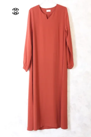 abaya femme coupe droite avec manches serrées aux poignets, de couleur brique, en tissu caviary et de la marque El Bassira.