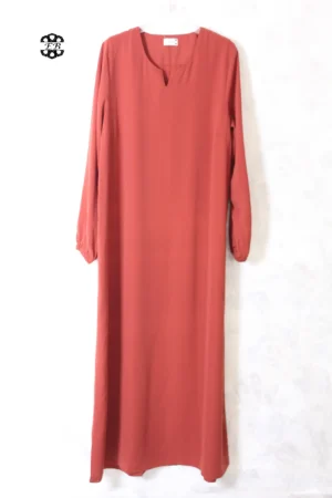 abaya coupe droite avec manches serrées aux poignets pour femme musulmane, de couleur brique, en tissu wool peach et de la marque El Bassira