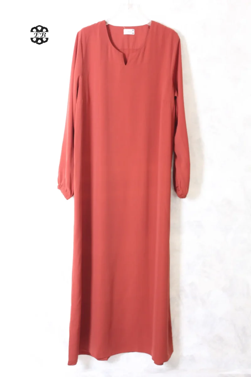 abaya coupe droite avec manches serrées aux poignets pour femme musulmane, de couleur brique, en tissu wool peach et de la marque El Bassira