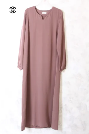 abaya femme coupe droite avec manches serrées aux poignets, de couleur brun calabre, en tissu caviary et de la marque El Bassira.