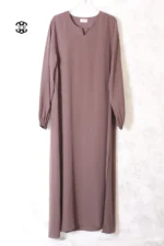 abaya coupe droite avec manches serrées aux poignets pour femme musulmane, de couleur cacao, en tissu wool peach et de la marque El Bassira
