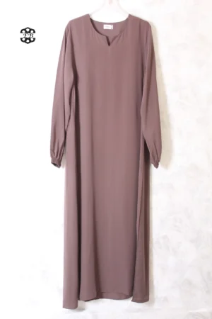 abaya coupe droite avec manches serrées aux poignets pour femme musulmane, de couleur cacao, en tissu wool peach et de la marque El Bassira