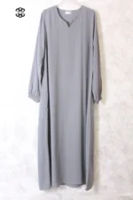 abaya coupe droite avec manches serrées aux poignets pour femme musulmane, de couleur gris bis, en tissu wool peach et de la marque El Bassira