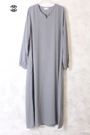 abaya coupe droite avec manches serrées aux poignets pour femme musulmane, de couleur gris bis, en tissu wool peach et de la marque El Bassira