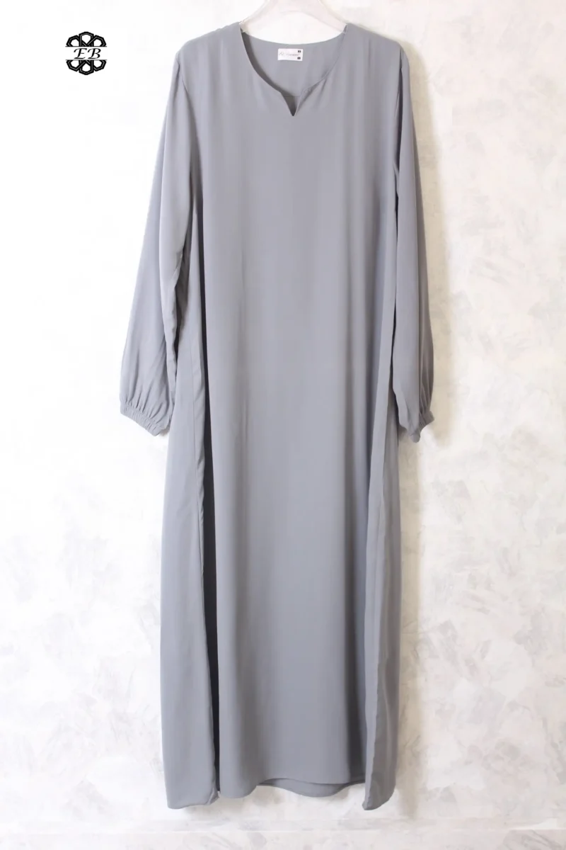 abaya coupe droite avec manches serrées aux poignets pour femme musulmane, de couleur gris bis, en tissu wool peach et de la marque El Bassira