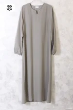 abaya coupe droite avec manches serrées aux poignets pour femme musulmane, de couleur gris, en tissu koshibo et de la marque El Bassira
