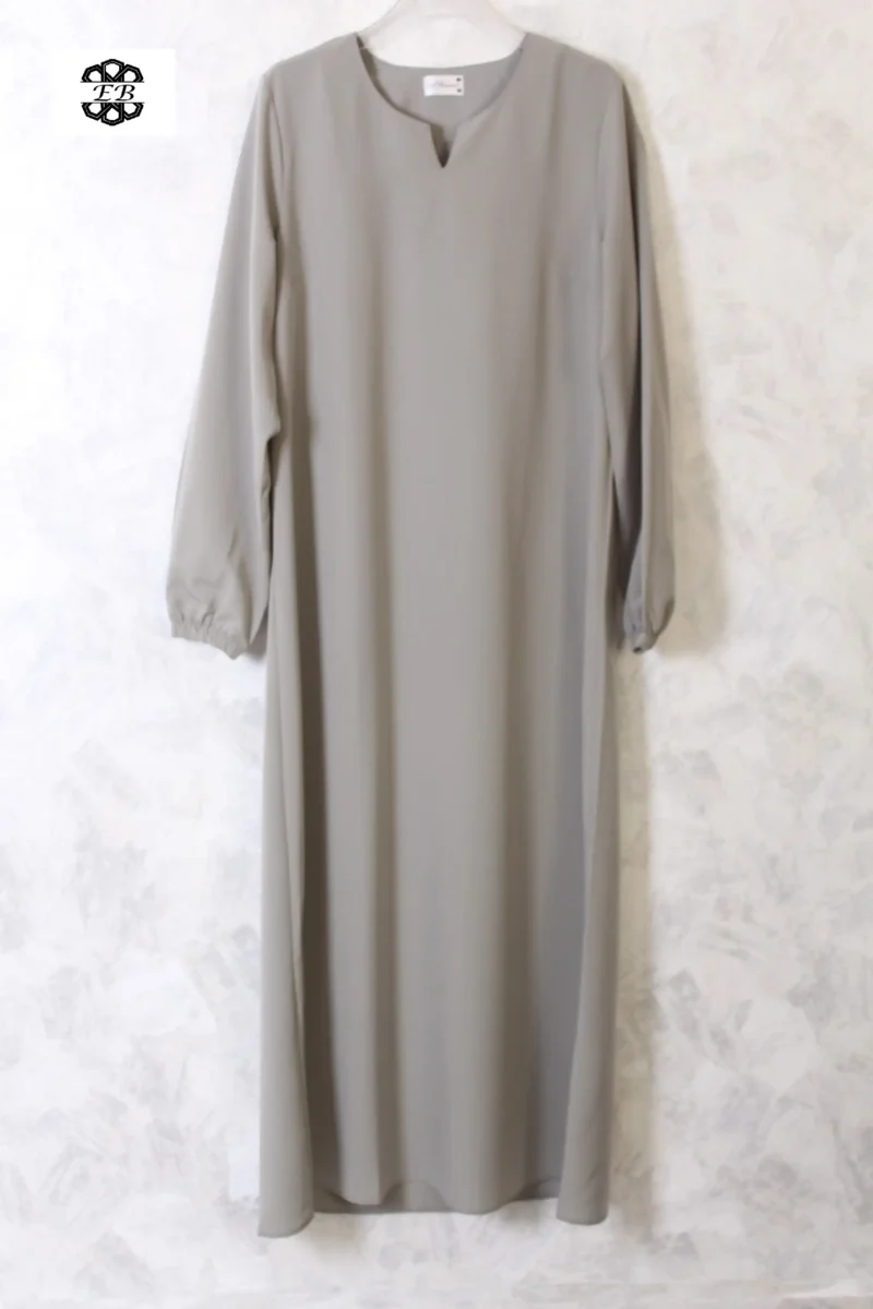 abaya coupe droite avec manches serrées aux poignets pour femme musulmane, de couleur gris, en tissu koshibo et de la marque El Bassira