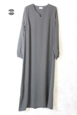 abaya femme coupe droite avec manches serrées aux poignets, de couleur gris quartz, en tissu caviary et de la marque El Bassira.