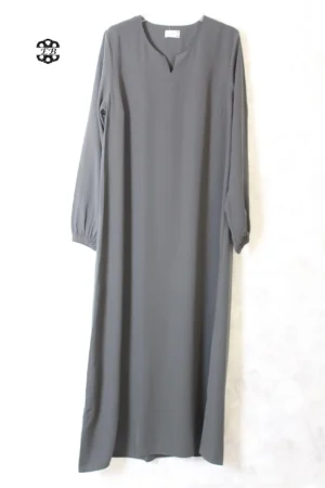 abaya femme coupe droite avec manches serrées aux poignets, de couleur gris quartz, en tissu caviary et de la marque El Bassira.