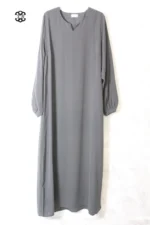 abaya coupe droite avec manches serrées aux poignets pour femme musulmane, de couleur gris quartz, en tissu wool peach et de la marque El Bassira