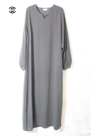 abaya coupe droite avec manches serrées aux poignets pour femme musulmane, de couleur gris quartz, en tissu wool peach et de la marque El Bassira