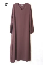 abaya femme coupe droite avec manches serrées aux poignets, de couleur marron bistre, en tissu caviary et de la marque El Bassira.