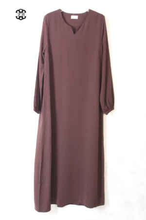abaya femme coupe droite avec manches serrées aux poignets, de couleur marron bistre, en tissu caviary et de la marque El Bassira.