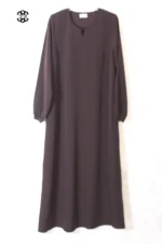 abaya coupe droite avec manches serrées aux poignets pour femme musulmane, de couleur marron cachou, en tissu koshibo et de la marque El Bassira