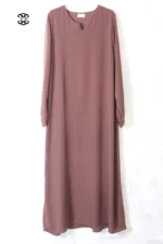abaya coupe droite avec manches serrées aux poignets pour femme musulmane, de couleur marron café, en tissu wool peach et de la marque El Bassira