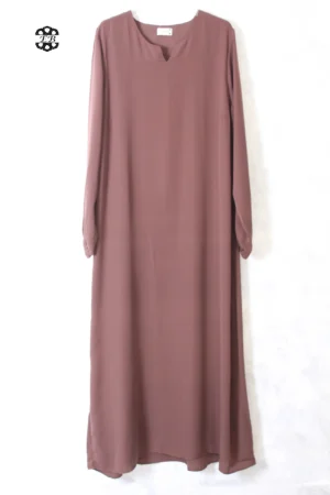 abaya coupe droite avec manches serrées aux poignets pour femme musulmane, de couleur marron café, en tissu wool peach et de la marque El Bassira