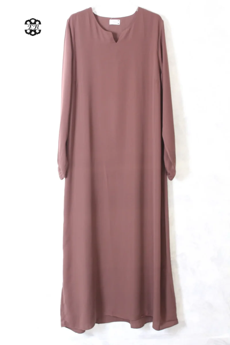 abaya coupe droite avec manches serrées aux poignets pour femme musulmane, de couleur marron café, en tissu wool peach et de la marque El Bassira