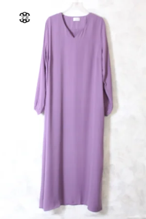 abaya coupe droite avec manches serrées aux poignets pour femme musulmane, de couleur mauve améthyste, en tissu wool peach et de la marque El Bassira