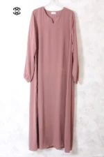abaya coupe droite avec manches serrées aux poignets pour femme musulmane, de couleur rose brandy, en tissu wool peach et de la marque El Bassira