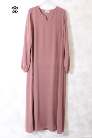 abaya coupe droite avec manches serrées aux poignets pour femme musulmane, de couleur rose brandy, en tissu wool peach et de la marque El Bassira