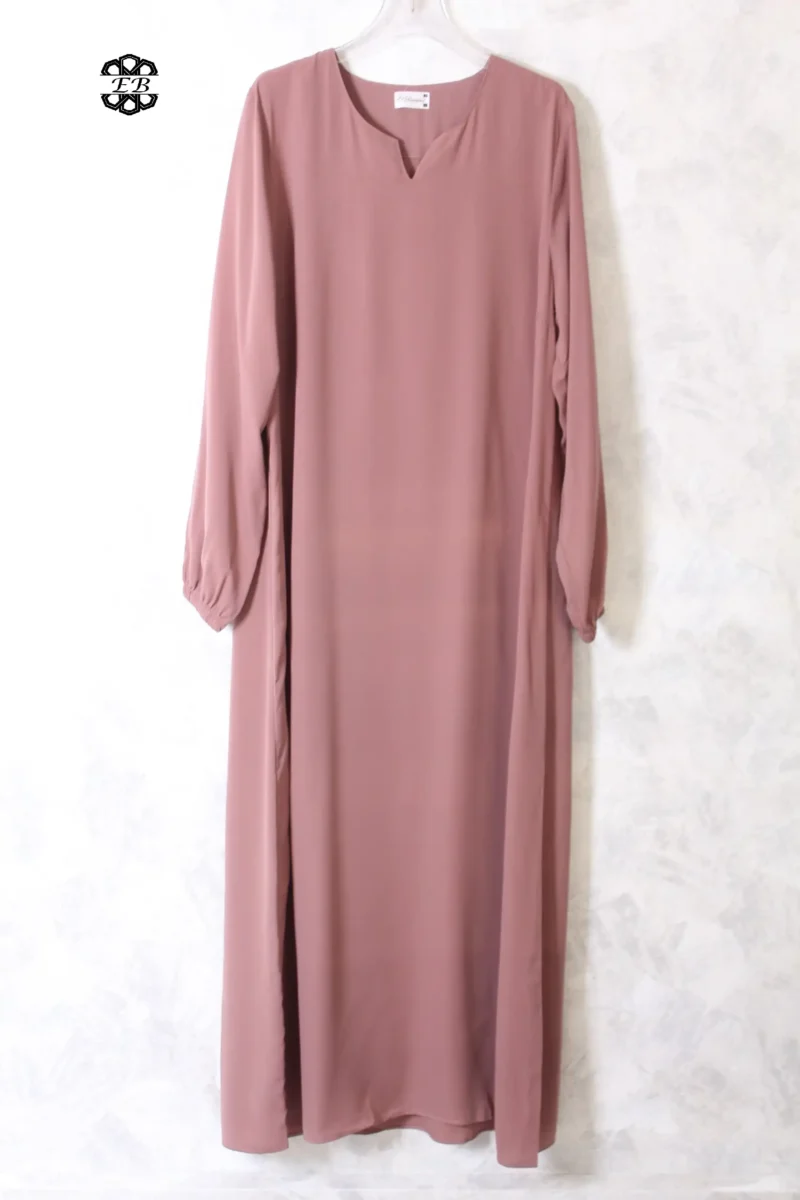 abaya coupe droite avec manches serrées aux poignets pour femme musulmane, de couleur rose brandy, en tissu wool peach et de la marque El Bassira