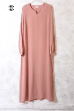 abaya coupe droite avec manches serrées aux poignets pour femme musulmane, de couleur saumon, en tissu wool peach et de la marque El Bassira