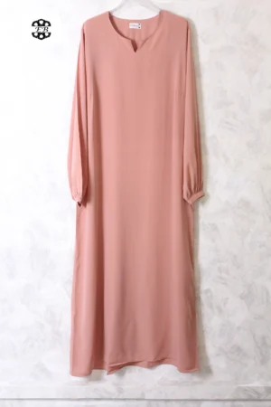 abaya coupe droite avec manches serrées aux poignets pour femme musulmane, de couleur saumon, en tissu wool peach et de la marque El Bassira