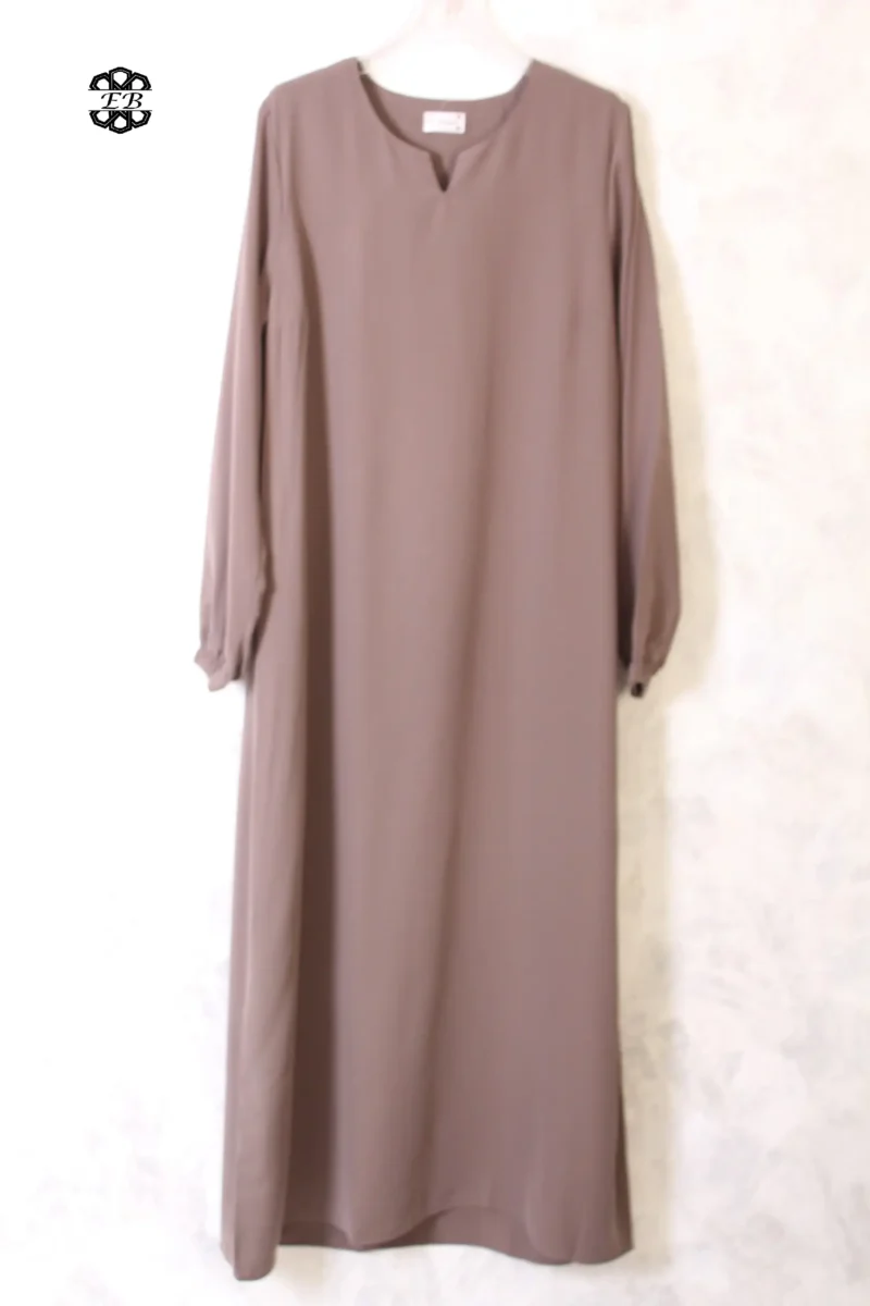 abaya femme coupe droite avec manches serrées aux poignets, de couleur taupe, en tissu caviary et de la marque El Bassira.