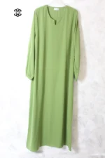 abaya coupe droite avec manches serrées aux poignets pour femme musulmane, de couleur vert avocat clair, en tissu wool peach et de la marque El Bassira