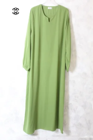 abaya coupe droite avec manches serrées aux poignets pour femme musulmane, de couleur vert avocat clair, en tissu wool peach et de la marque El Bassira