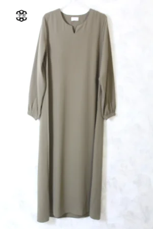 abaya femme coupe droite avec manches serrées aux poignets, de couleur vert militaire, en tissu caviary et de la marque El Bassira.