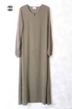 abaya coupe droite avec manches serrées aux poignets pour femme musulmane, de couleur vert militaire, en tissu wool peach et de la marque El Bassira