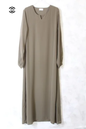 abaya coupe droite avec manches serrées aux poignets pour femme musulmane, de couleur vert militaire, en tissu wool peach et de la marque El Bassira
