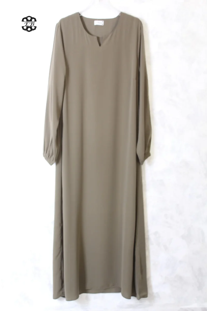abaya coupe droite avec manches serrées aux poignets pour femme musulmane, de couleur vert militaire, en tissu wool peach et de la marque El Bassira