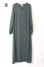 abaya femme coupe droite avec manches serrées aux poignets, de couleur vert sapin, en tissu caviary et de la marque El Bassira.