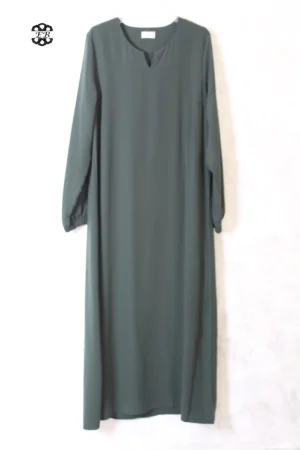 abaya femme coupe droite avec manches serrées aux poignets, de couleur vert sapin, en tissu caviary et de la marque El Bassira.