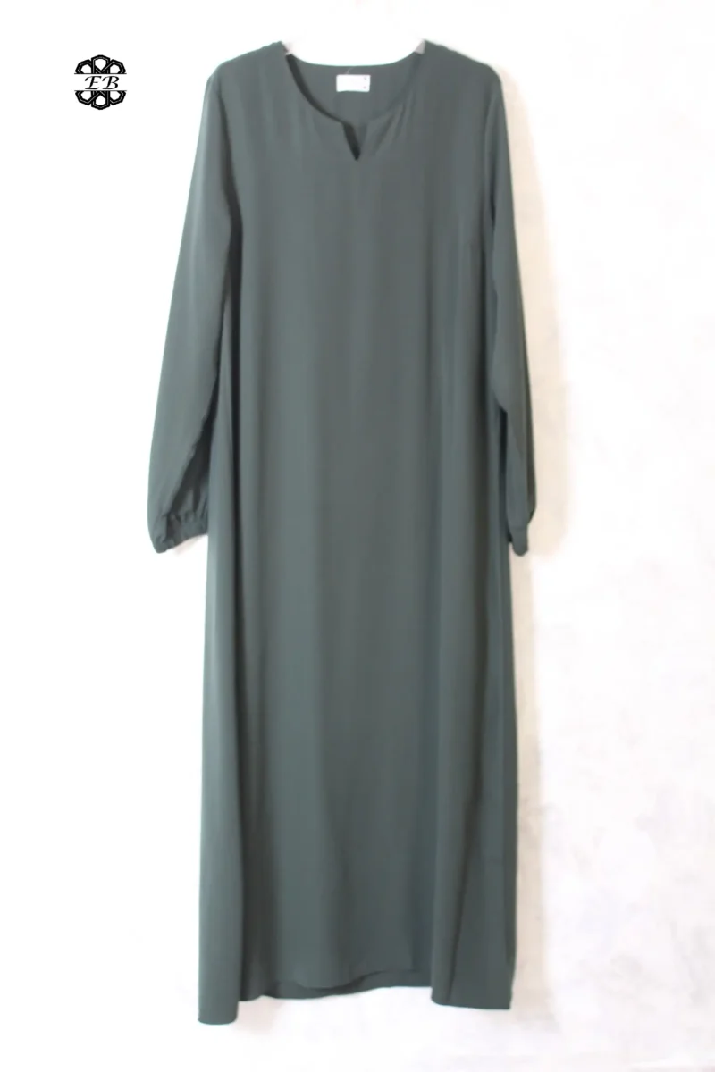 abaya femme coupe droite avec manches serrées aux poignets, de couleur vert sapin, en tissu caviary et de la marque El Bassira.