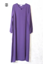 abaya coupe droite avec manches serrées aux poignets pour femme musulmane, de couleur violet foncé, en tissu wool peach et de la marque El Bassira