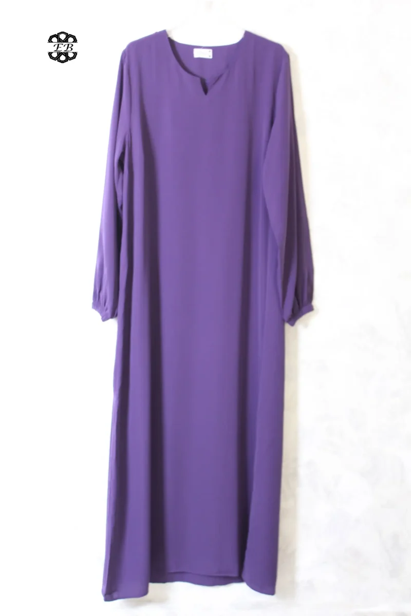abaya coupe droite avec manches serrées aux poignets pour femme musulmane, de couleur violet foncé, en tissu wool peach et de la marque El Bassira