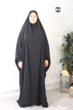jilbab 1 pièce saoudien extra évasé avec manches serrées aux poignets pour femme musulmane, de couleur noir, en tissu wool peach et de la marque El Bassira.