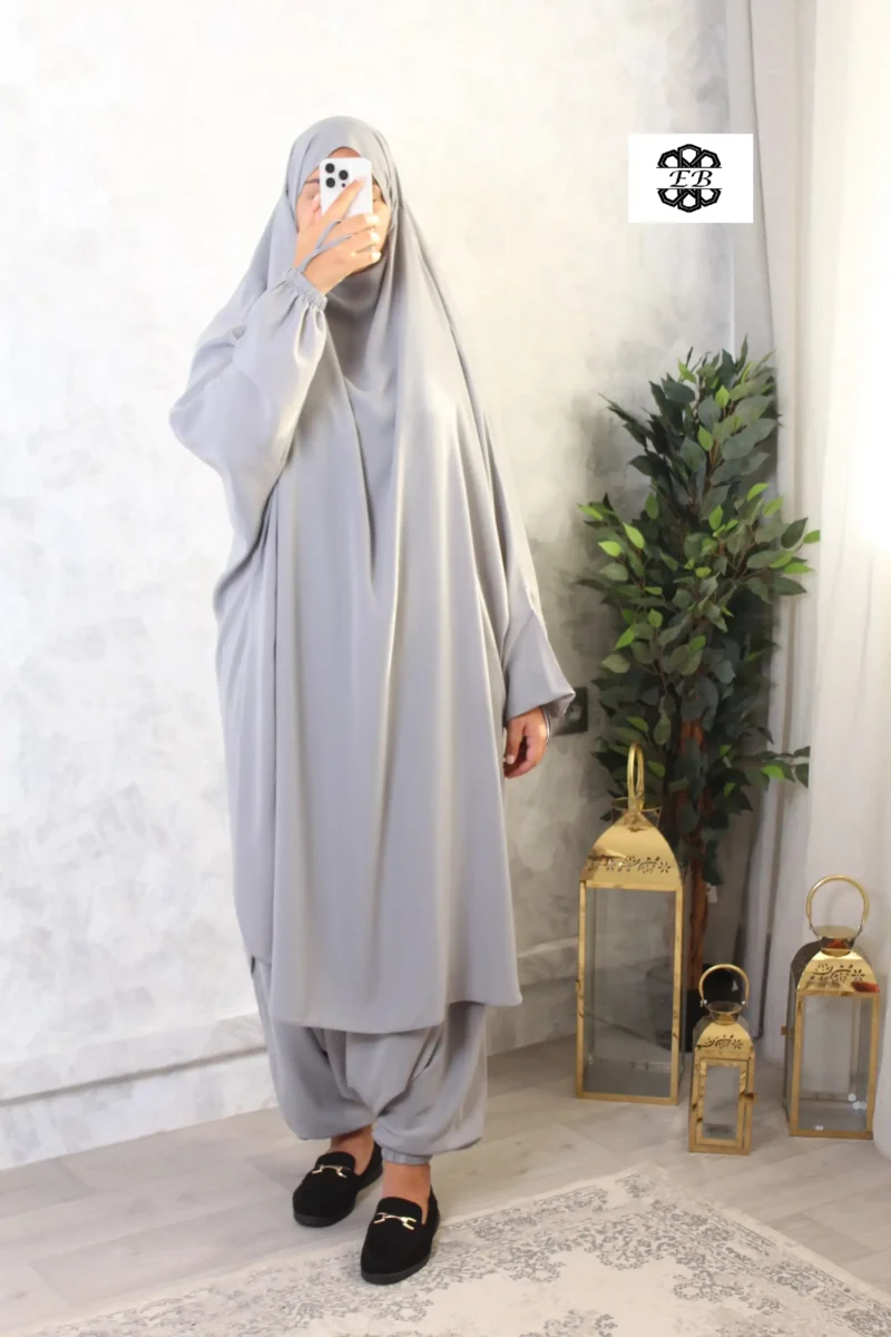 jilbab 2 pièces pour femme musulmane composé d'une cape mi-longue et d'un sarouel femme, de couleur gris clair, en tissu wool peach et de la marque El Bassira.